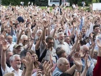 В Запорожье вышли на митинг заемщики банков фото