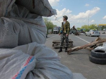 В Луганской области на блокпостах вскрывают грузы фото