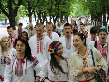 Запорожцев в вышиванках зовут на парад фото