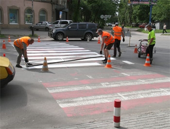 Второй день на центральном проспекте восстанавливают разметку фото