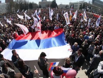 В Харькове на пророссийский митинг пришли вооруженные подростки фото