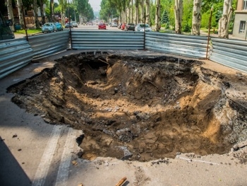 В Запорожье обрушилась дорога фото