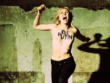 Голые активистки FEMEN напали на восковую фигуру Путина в Париже фото