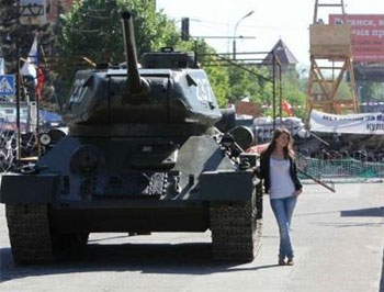 В Луганске ополченцы захватили и оживили танк времен Второй мировой войны фото