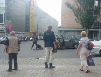 В Мариуполе вооруженные люди угнали машину вместе с пасcажирами. ВИДЕО фото