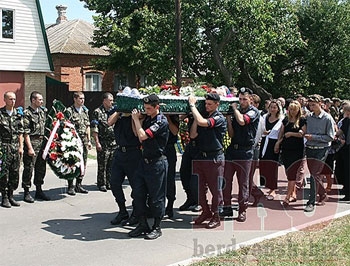 В Бердянске похоронили военного, погибшего в ходе проведения АТО фото