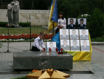 На Братском кладбище почтили память жертв Великой Отечественной войны и летчиков Ил-76 фото