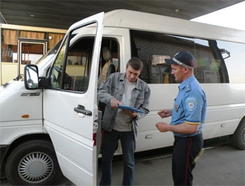 Операция «Автобус»: пассажиров возят маршрутки без тормозов, а водители выпивают за рулем фото