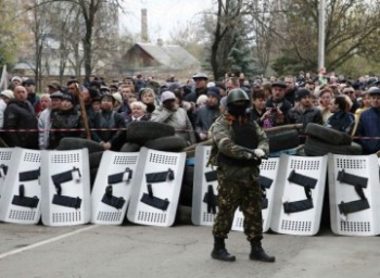 В Луганской области террористы силой выгоняют жителей на митинг фото