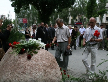 Мелитополь. Активисты приглашают почтить память защитников Отечества фото