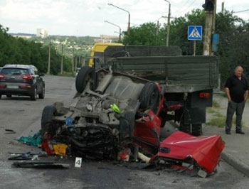 Тройное ДТП в Запорожье: «Славута» протаранила грузовик и маршрутку фото