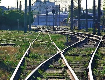 В Донецкой области подорвали поезд фото