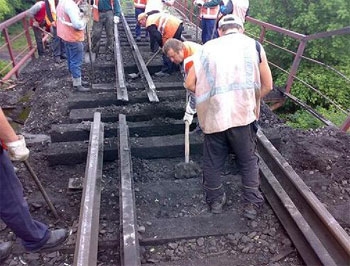 На ж/д мосту в Донецкой области произошло два взрыва фото