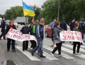 Мелитопольские сельчане перекрыли трассу, требуя земли и порядка фото