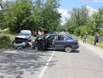 На запорожской трассе столкнулись два авто: один погибший, еще 9 пострадали фото