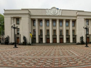 В Киеве под Радой передрались митингующие фото