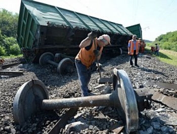 На Донетчине террористы подорвали пути под движущимся поездом фото