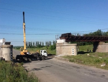 В Запорожской области по восстановленному после подрыва мосту пошли поезда на Бердянск фото