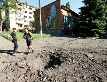 Последствия артобстрела Краматорска: разрушенные дома, воронки, осколки фото