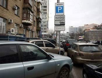 Запорожские автовладельцы предпочитают оставлять автомобили где угодно, но не на парковках фото