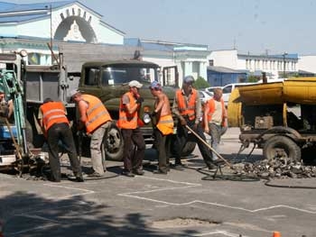 Дорожники начали латать ямы на Привокзальной площади фото