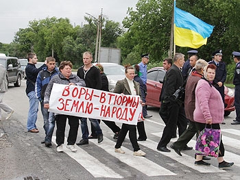 Жители с. Возрождения едут в Киев, чтобы отстоять свое право на землю фото