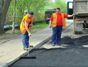 В Запорожье ремонтируют дороги и обновляют дорожную разметку фото