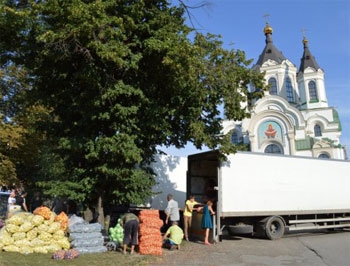 Жители Славянска получили гуманитарный груз от православных Запорожской епархии фото