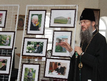 В Мелитополе открылась фотовыставка памяти митрополита Владимира фото