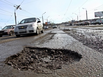 В Запорожье латают ямы фото