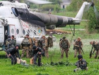 Медики спасают раненых украинских военных фото