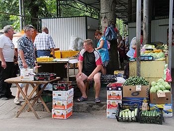 Свободных мест на продуктовых рынках все меньше фото