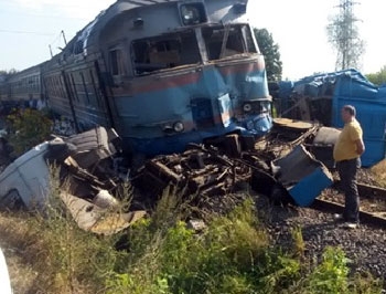 В Хмельницкой области столкнулся пассажирский поезд и грузовик, есть жертвы фото