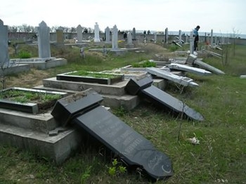 В Запорожской области вандалы поиздевались над могилами фото