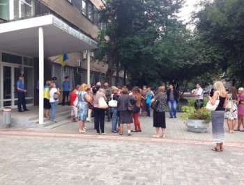 Мелитопольские женщины митинговали под облвоенкоматом фото