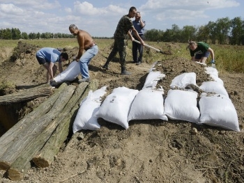 Украинские бойцы строят линию обороны возле донецкого аэродрома фото