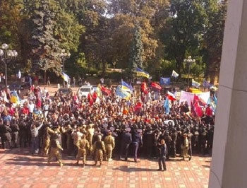 Под Верховной Радой дерутся Правый сектор и Нацгвардия фото