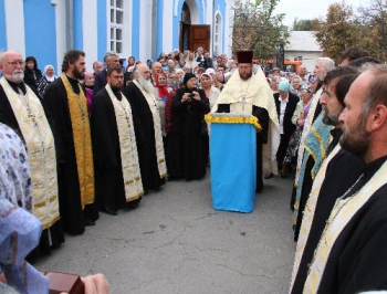 Священнослужители и прихожане Мелитополя построили стену из молитв фото