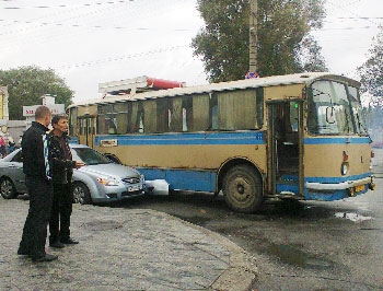 У Центрального рынка не разминулись иномарка и рейсовый автобус фото