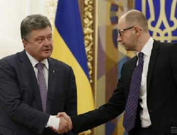 Большинство украинцев поддерживают Порошенко и Яценюка - опрос фото