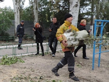 Мелитопольские спасатели продолжают бороться с последствиями урагана фото