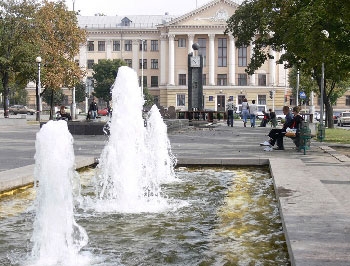 В Запорожье начинают консервировать фонтаны фото