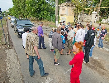 Жители Бердянска перекрыли две улицы с требованием подключить свет фото