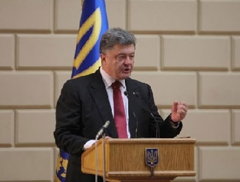 Порошенко пообещал подписать закон о люстрации фото