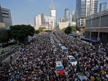 Полиция Гонконга задерживает демонстрантов фото