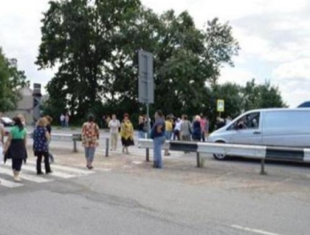 Жители Запорожской области перекрыли улицу в знак протеста фото