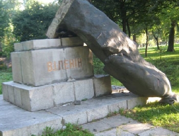 В Запорожской области разбили памятник Ленину фото