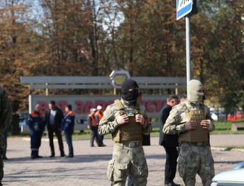 Неизвестные с символикой Правого сектора заблокировали Запорожсталь фото