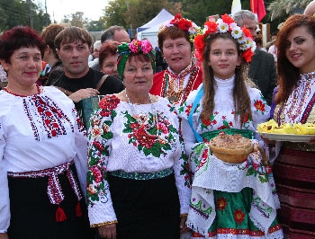 Приазовцы отпраздновали день рождения поселка фото