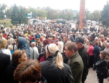 В ЛНР жители требуют пенсий, боевики разгоняют людей стрельбой фото